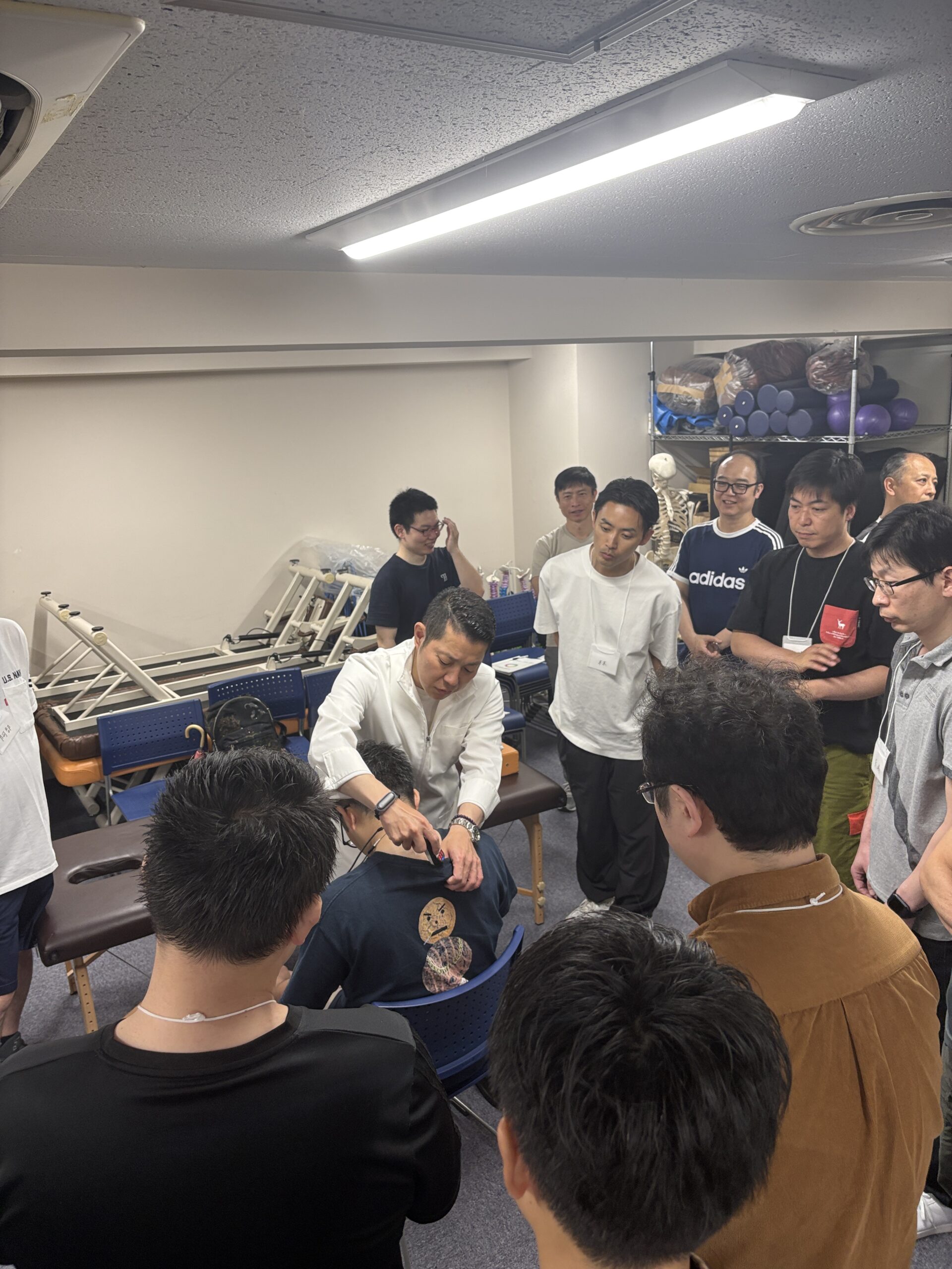 羽田野式ハイボルトセミナーにて手技を見学する施術者たち