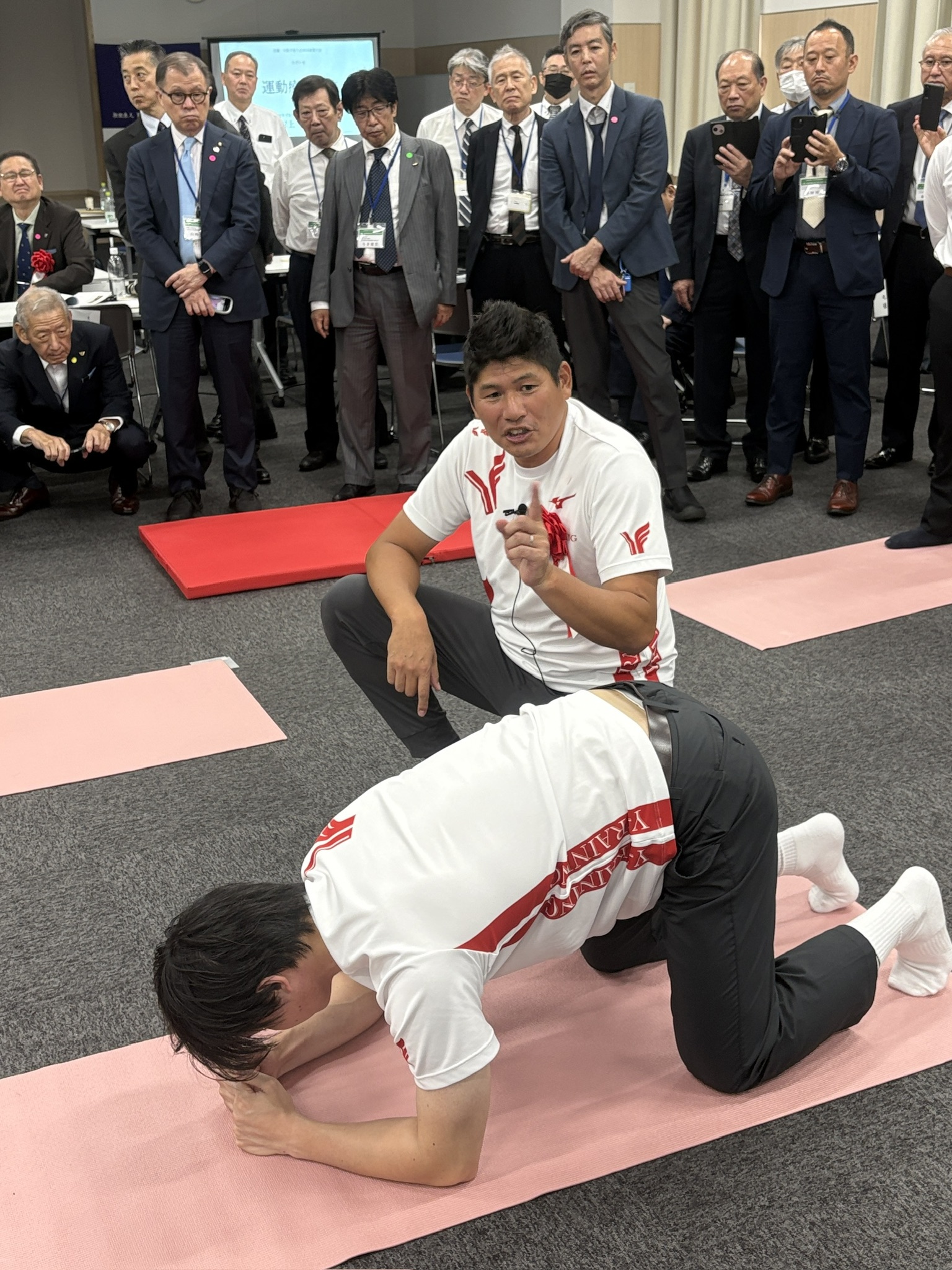 村上幸史さんによる体幹トレーニングの実技指導